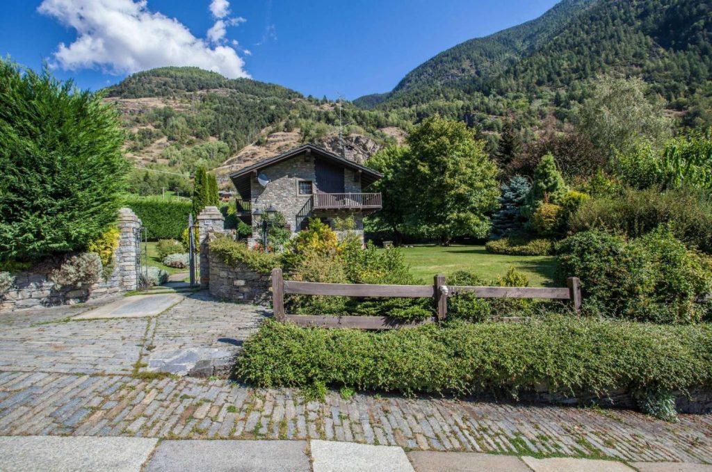 Incantevole villa con 3000 mq di terreno pianeggiante