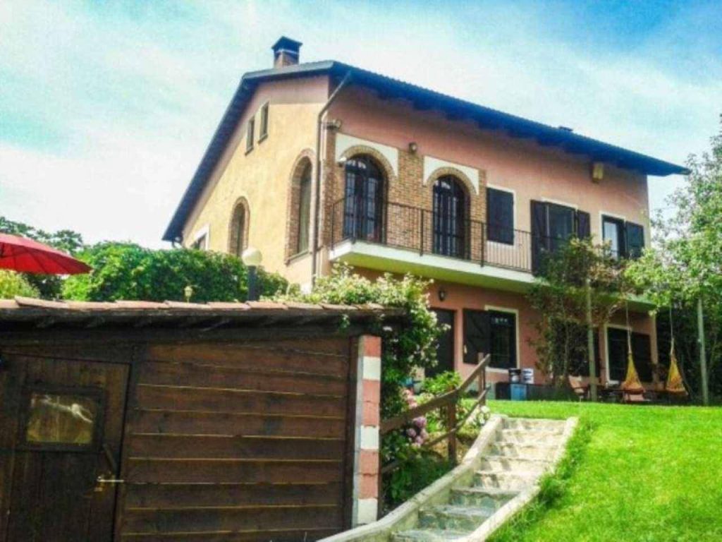 Pino Torinese. Fascinoso casale / villa completamente ristrutturata