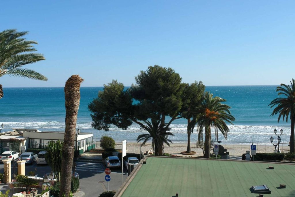 Prestigioso appartamento ad Alassio. Fronte mare. Tre camere da letto e terrazzo.