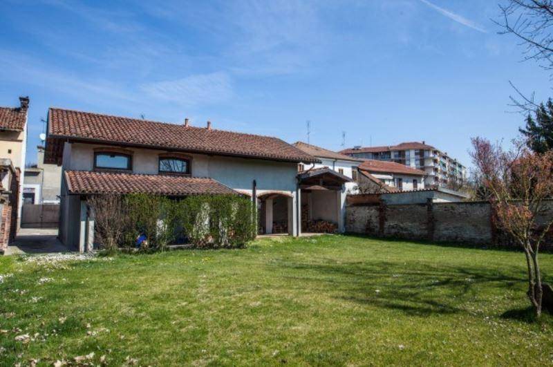 Ristrutturazione di pregio con giardino nel certo storico di Vinovo