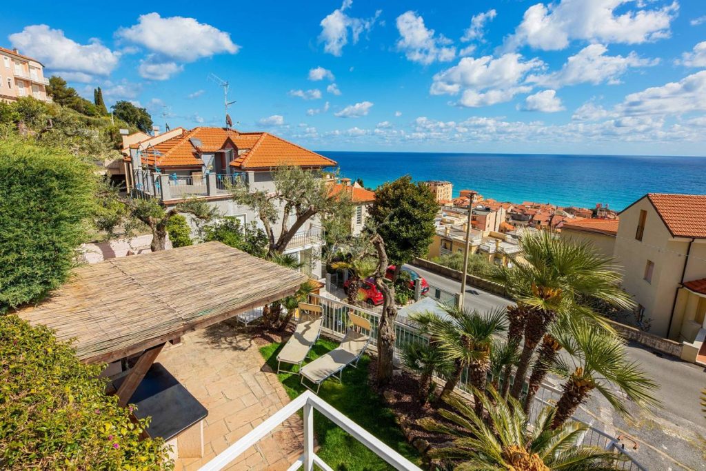 Splendido appartamento con giardino privato e vista mare.