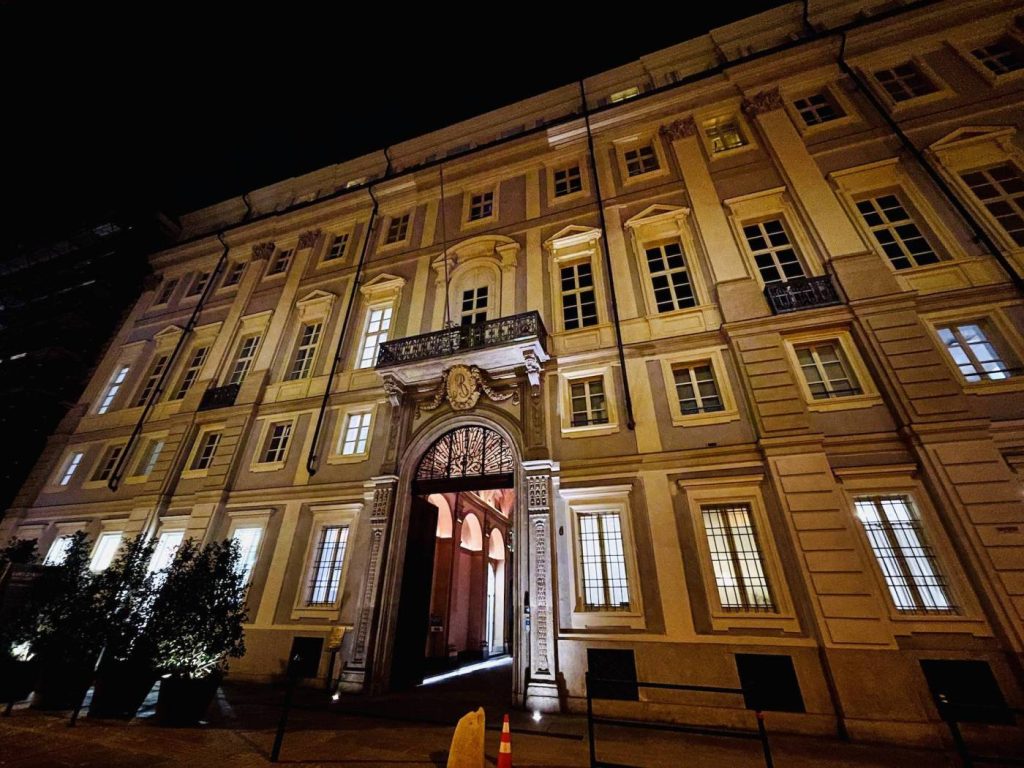 Torino centro. Via Alfieri sei. "The Number Six".