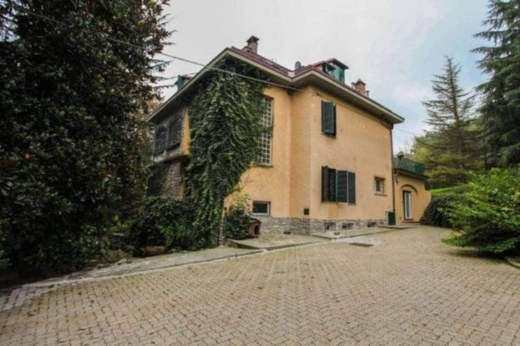 Villa di grande fascino e prestigio immersa nel verde di Strada comunale di Val Salice