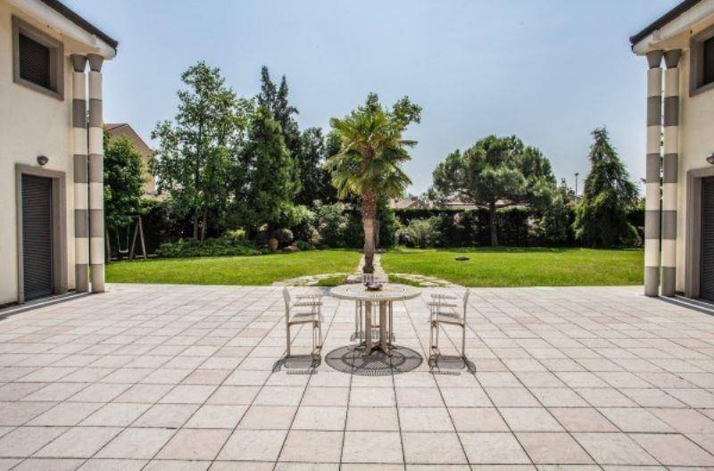 Villa divisibile di grande prestigio con parco privato