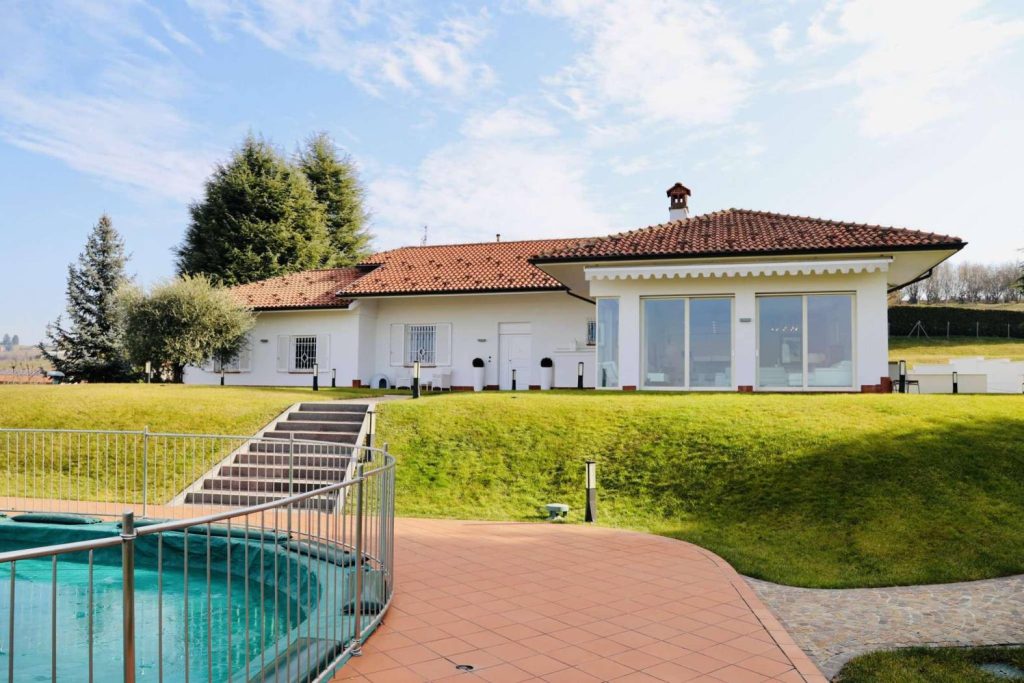 Villa incantevole a La Morra. Massima privacy.