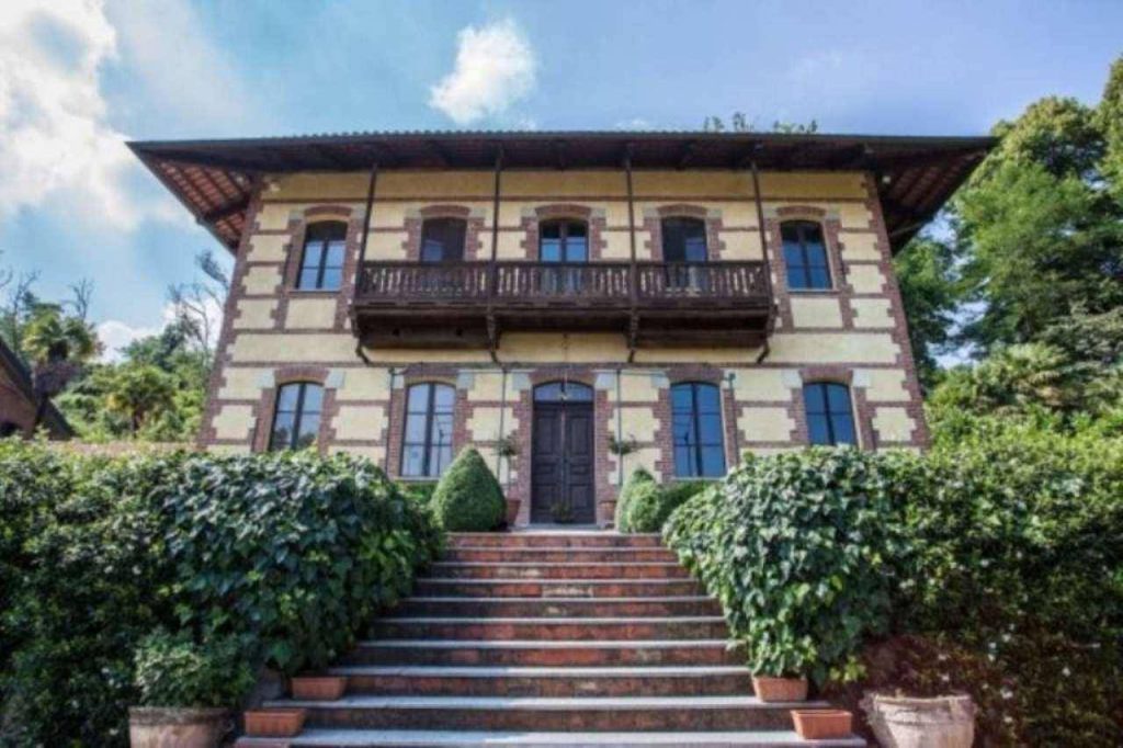 Villa nobiliare immersa nel verde a Levone Canavese.