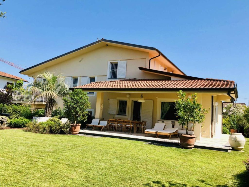 Villa singola prestigiosissima con ampio giardino. Forte dei Marmi centro.
